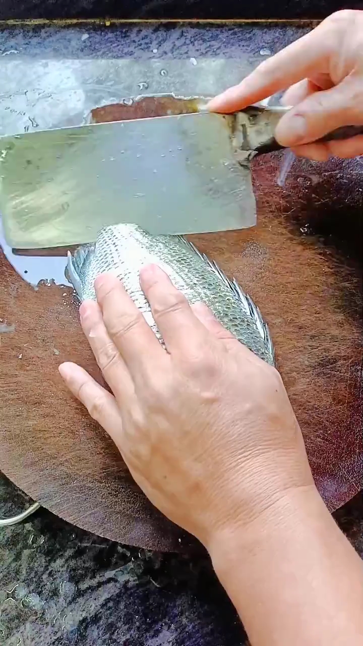 粗盐煎黑脚腊,外焦里嫩太香了,黑腊鱼这样做最好吃