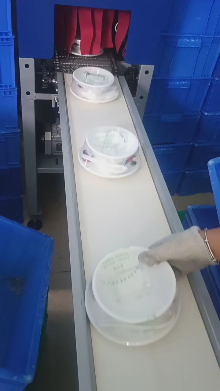 餐具包装工作流水线打包封口流程视频