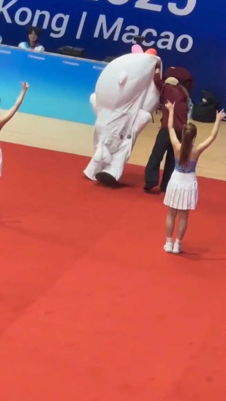 太搞笑了!全运会白切鸡漏气被迫下班,被工作人员提溜着脑袋下去