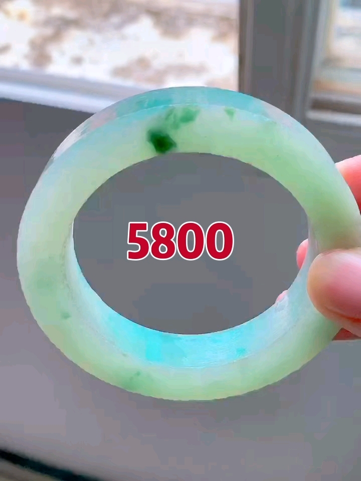 能带的小手来捡漏这条翡翠手镯巨划算