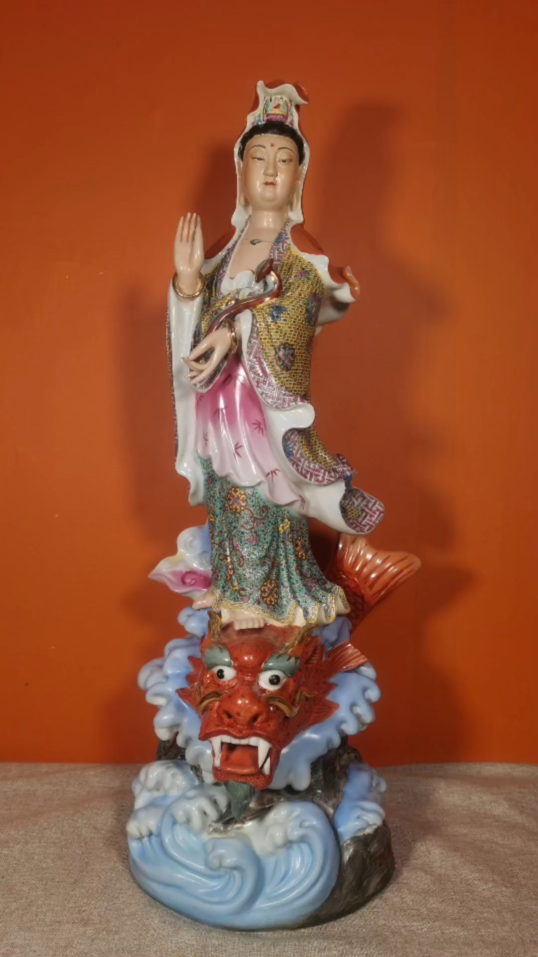 老艺人精工细作《鳌鱼站观音》雕塑瓷一尊