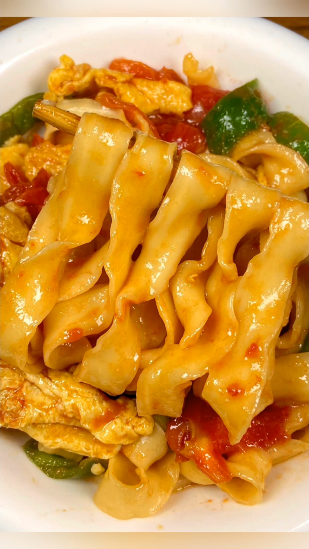 番茄鸡蛋炒刀削面,刀削面劲道裹满了酱汁,真是嘎嘎好吃