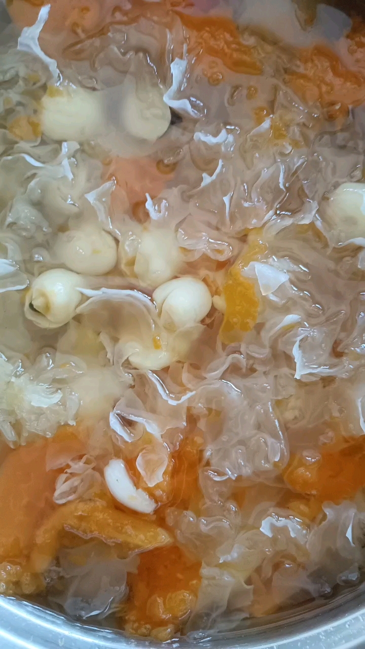 买了一个木瓜弄了两种吃法,一半煲连子雪耳糖水,另一半煲鸡蛋汤