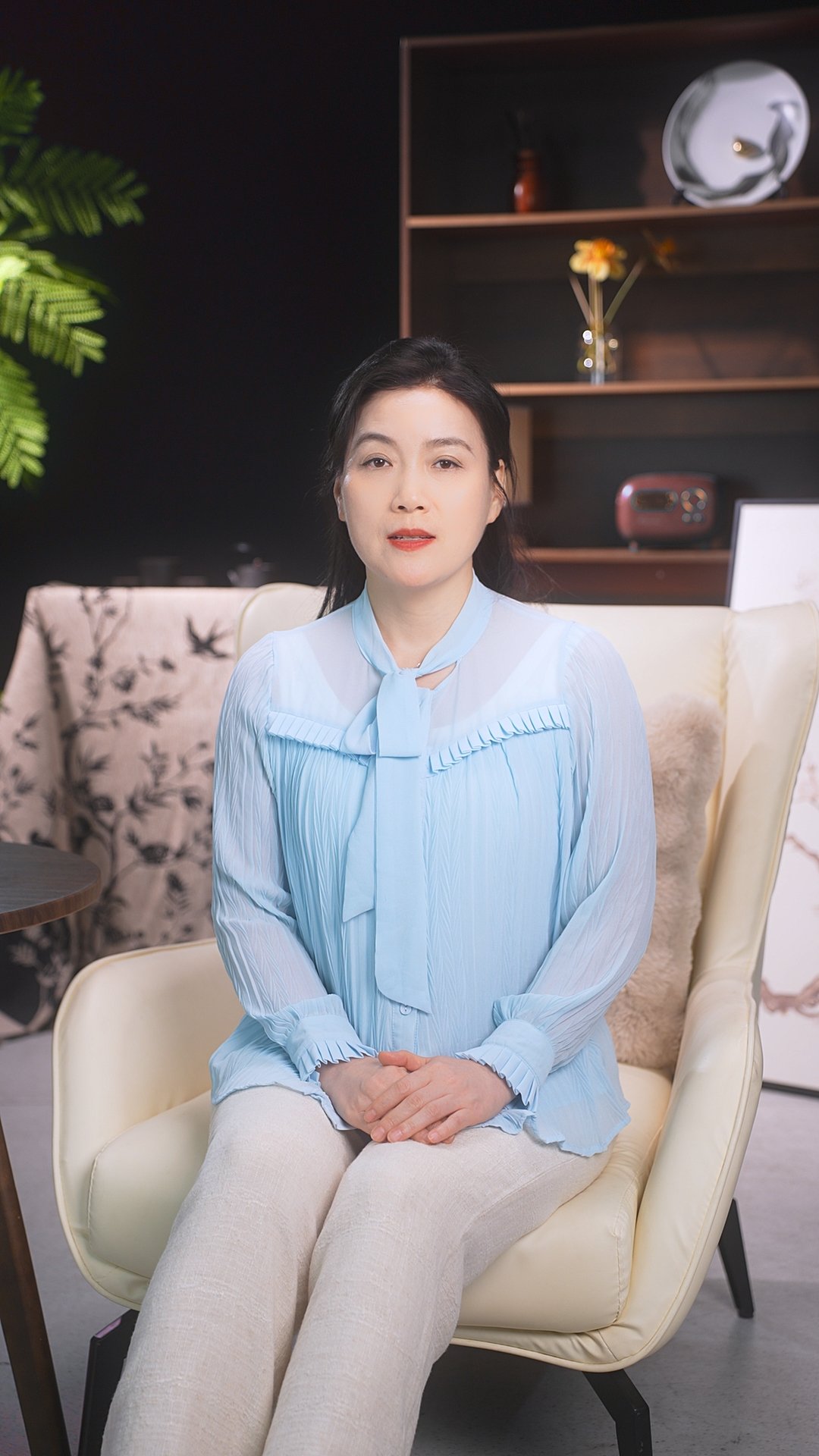治愈系头像:圆脸女孩与橘猫的温暖瞬间