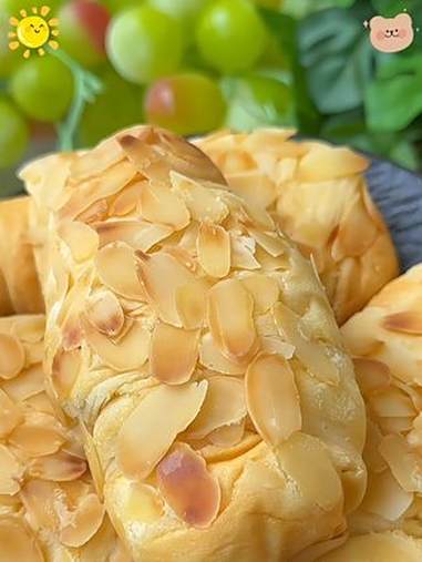 一口下去全是满满的杏仁，奶香浓郁外酥里软真的太好吃了 大人小孩都爰吃 杏仁可颂面包 早餐吃