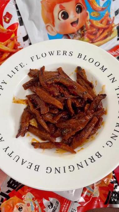 快来试试 这个超好吃的 劲仔小鱼干 都是采用新鲜捕捞的活鱼制作而成,搭配秘制酱料腌制入味,