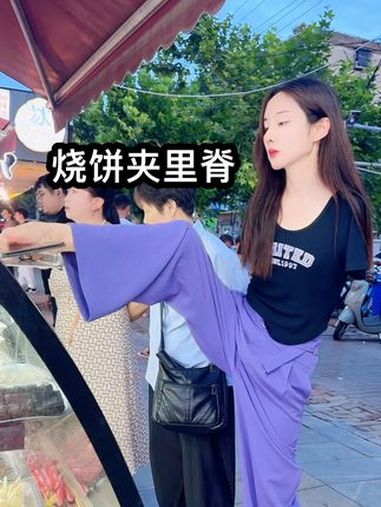 小哥本来都走了,又回来啦,带家人吃烧饼夹里脊,在平凡的日子里,珍惜每一段细微的美好,人生得