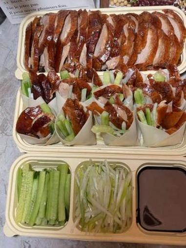 #上热门 夜南香北京烤鸭,新鲜出炉!皮脆肉嫩,卷面皮、配黄瓜葱丝蘸酱,好吃到停不下来#美食