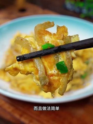 注意看,每次家里没菜的时候,我都会做这道榨菜炒鸡蛋,吃起来是又香又入味,而且做法简单,还非