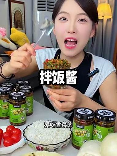 爆香香菜酱 香菜混合着四川剁椒,香辣爽脆的,拌饭夹馒头超香 爆香香菜酱 香菜混合着四川剁椒