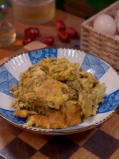 这个季节的香椿伢又香又嫩 做个 香椿煎蛋 太香了 美食教程