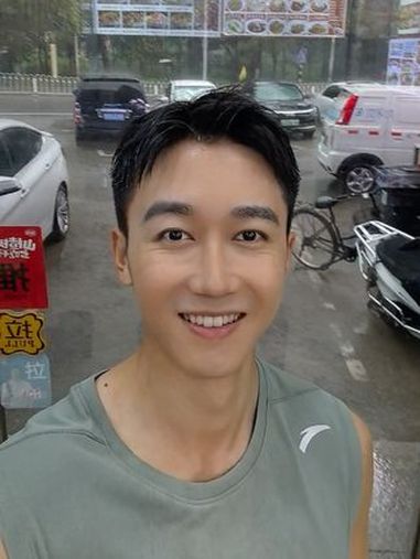 生活是一种态度 真实的样子 冒着雨来吃牛肉面~