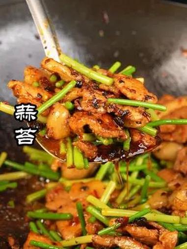 四川本地的时令蔬菜蒜苔 清明节前本地的蒜苔就陆续上市了,蒜苔是有着独特香气的美食,不管是做