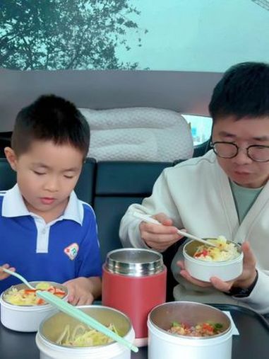 80后老父亲给小学生送饭第275天家有小学生,中午去学校给儿子送饭,今天午餐做了干饭人都无