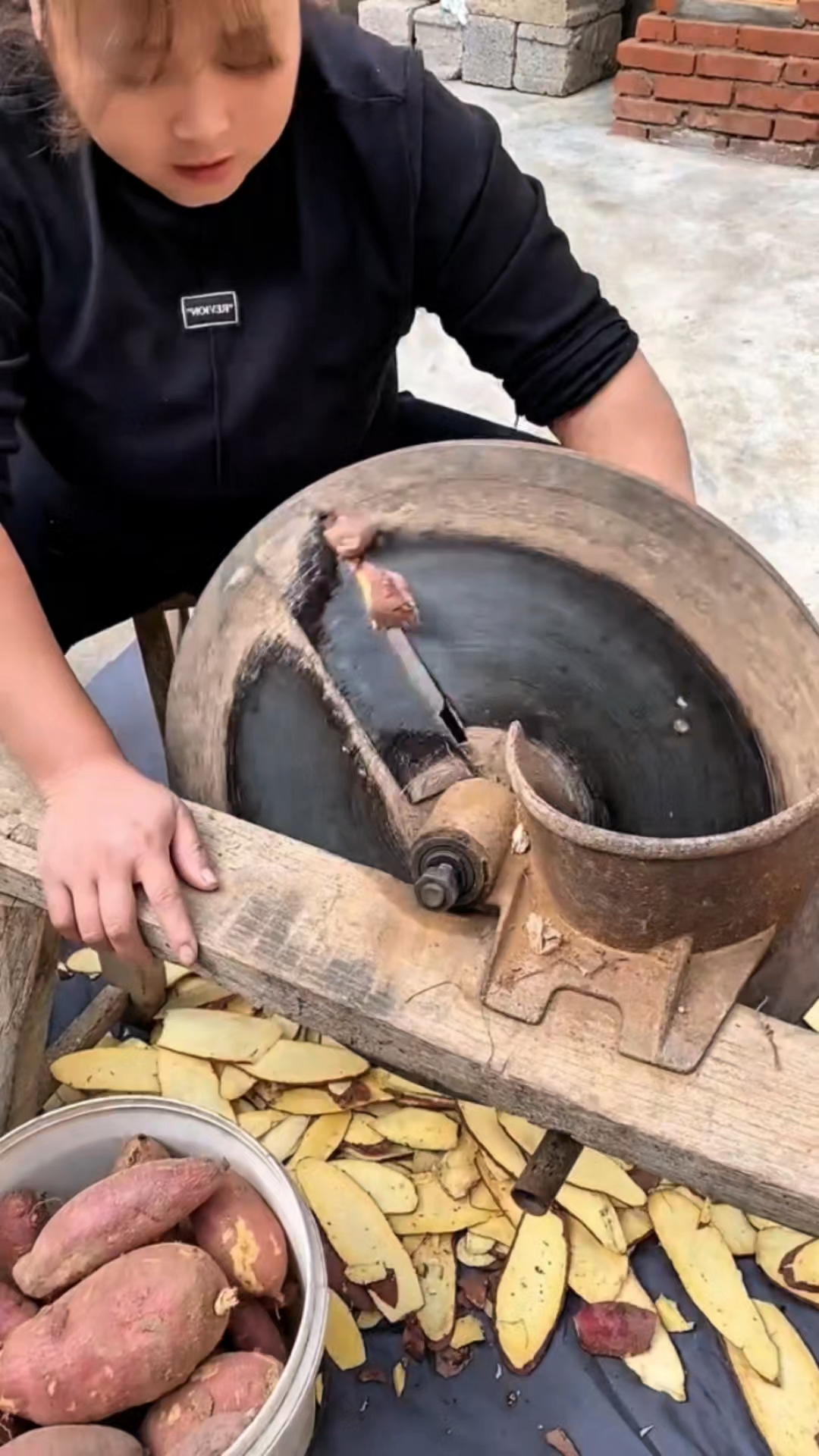 手工摇切红薯片