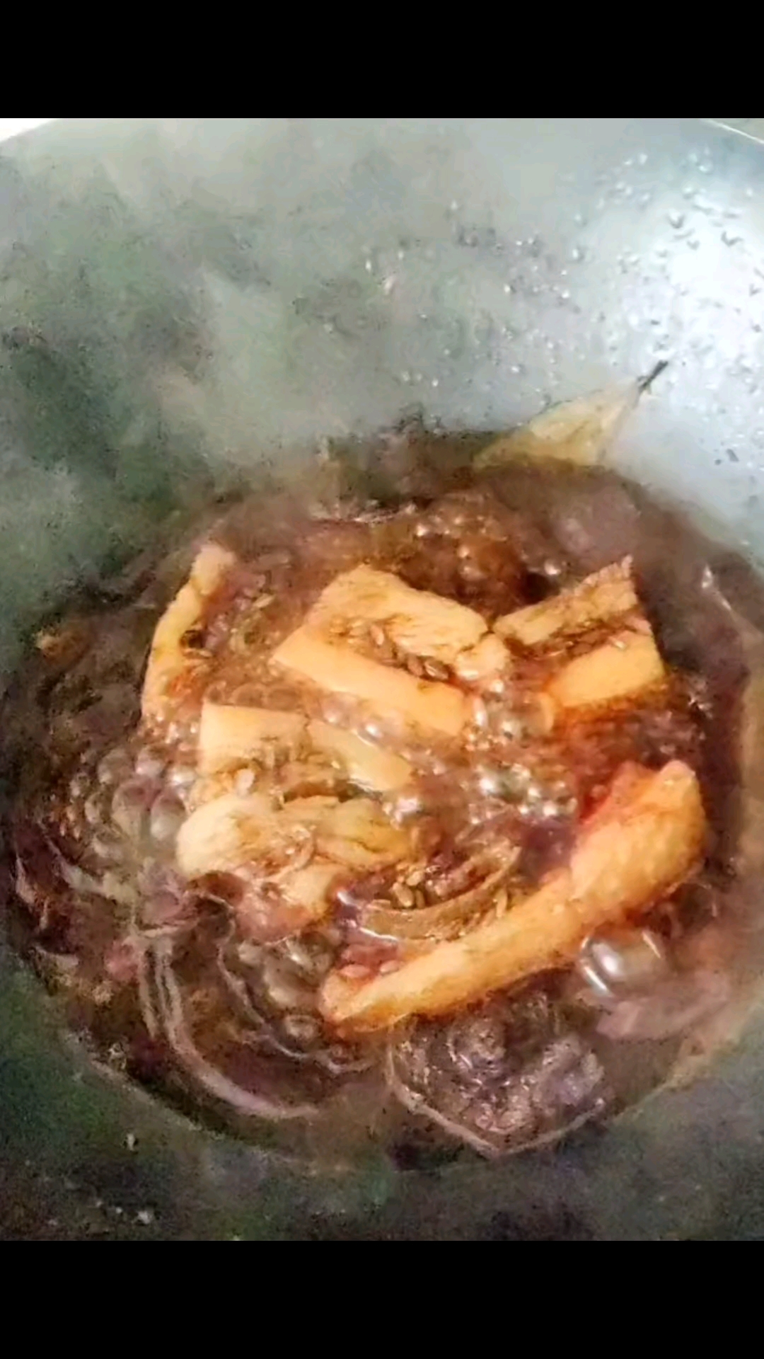 灵宝肉夹馍比陕西肉夹馍好吃,里面加了大蒜辣椒,别有风味