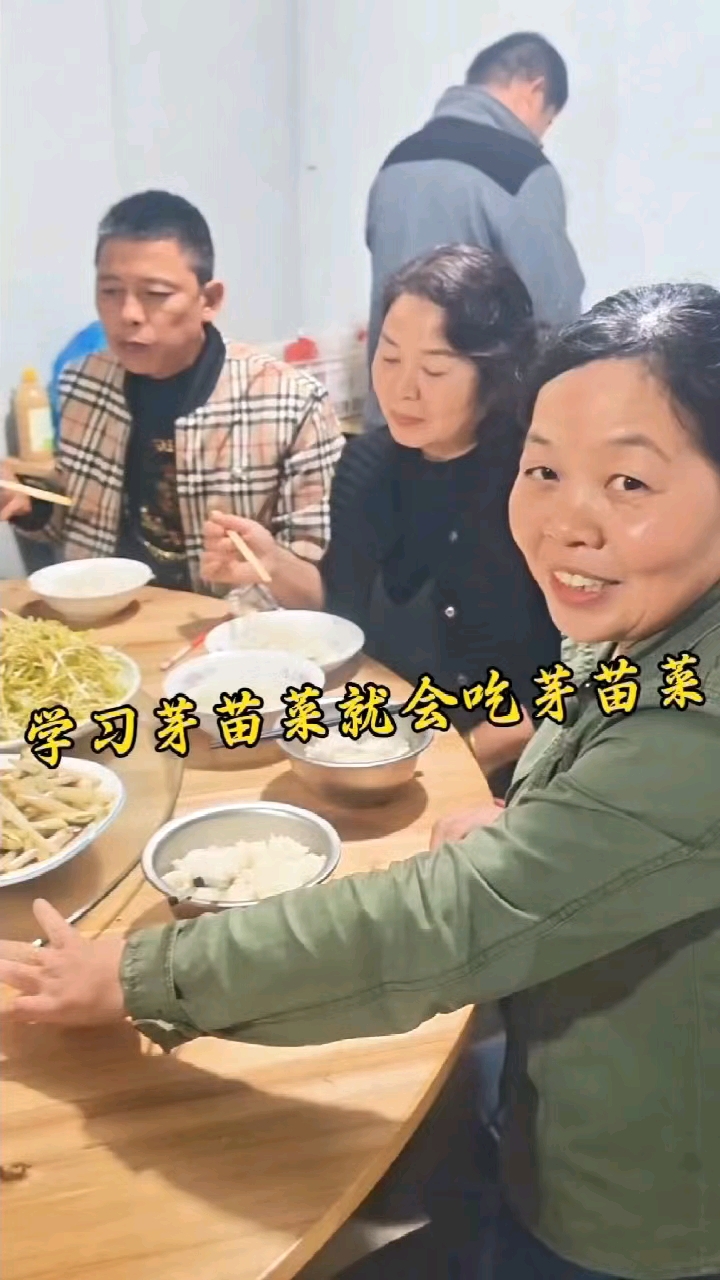 芽苗菜宴招待远道而来的朋友,新农人不光要学习技术,还要会吃卖