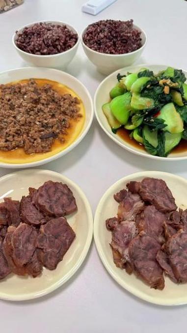 今天跟我老婆生活化减脂吃的是一份100克的卤牛肉,肉沫蒸蛋,炒青菜加上七色糙米饭,这一顿单