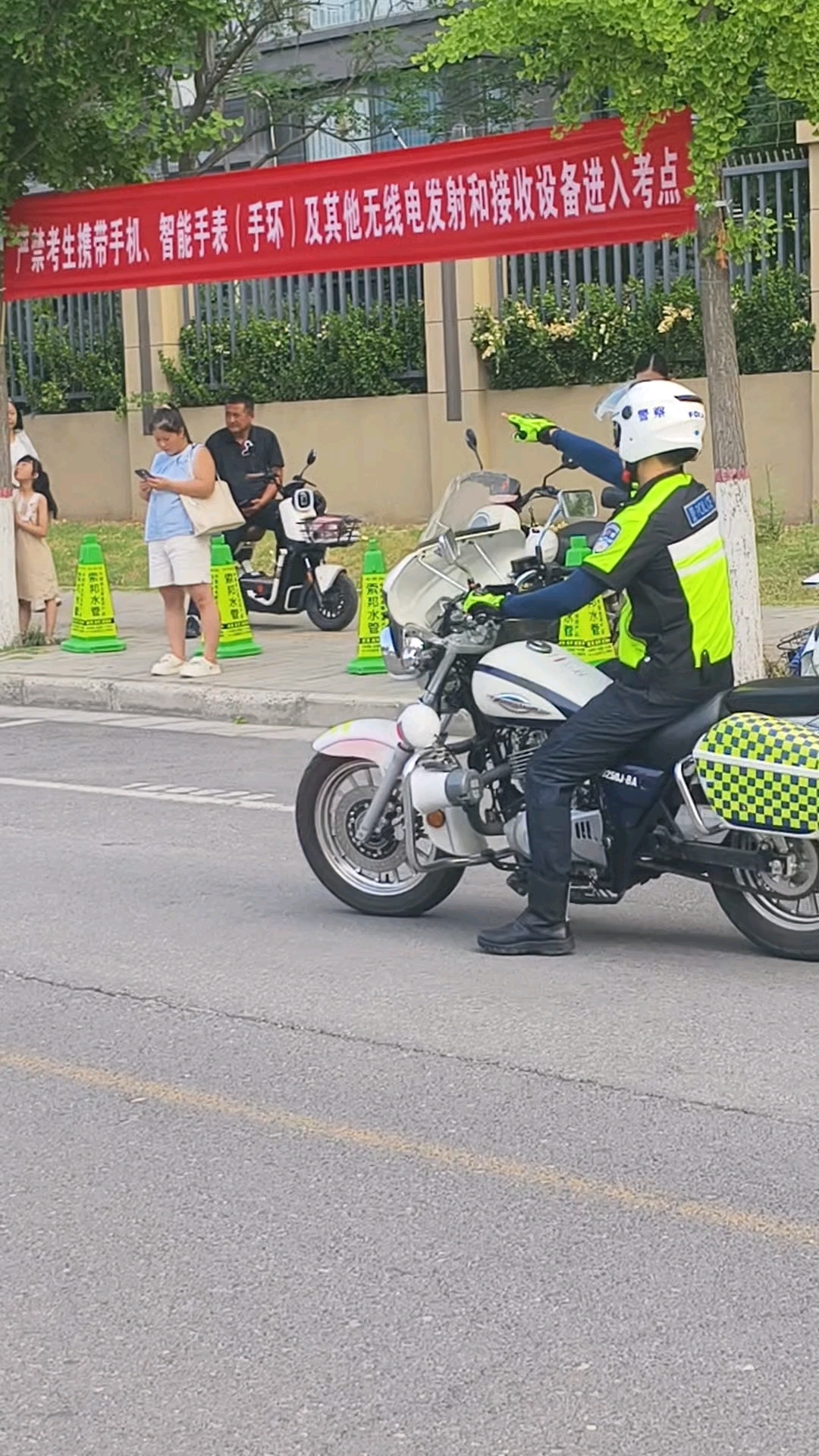 出门前摸口袋:身份证、准考证,一个不能少!@渭南公安交警 