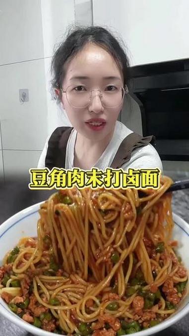 夏天热的不知道吃什么就做这个豆角肉末打卤面吧，简单又好吃#家常菜 #豆角肉末打卤面 #美食