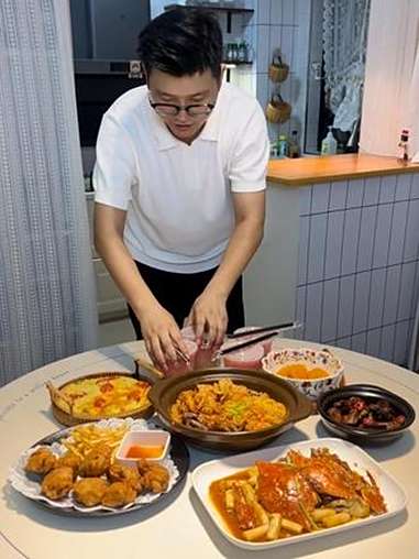 今天夜宵做了孩子喜欢的炸鸡拼盘还有螺蛳粉 一点即燃 TABASCO辣椒酱