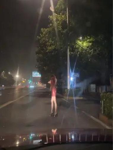 挑战硬控十秒钟 评论区跟我说控住没 襄阳 好店推荐 夜晚拍照才有感觉 靓女出街 人气小店