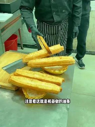 油条机刚做好的油条,外形饱满金黄,口感酥脆,吃过的都说好 自动化生产线 食品机械设备 厂家