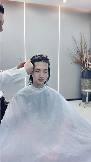 番禺男士发型店超会玩!原价三顿火锅钱的烫发套餐,现108元,洗剪吹烫一条龙。Tony手法妙