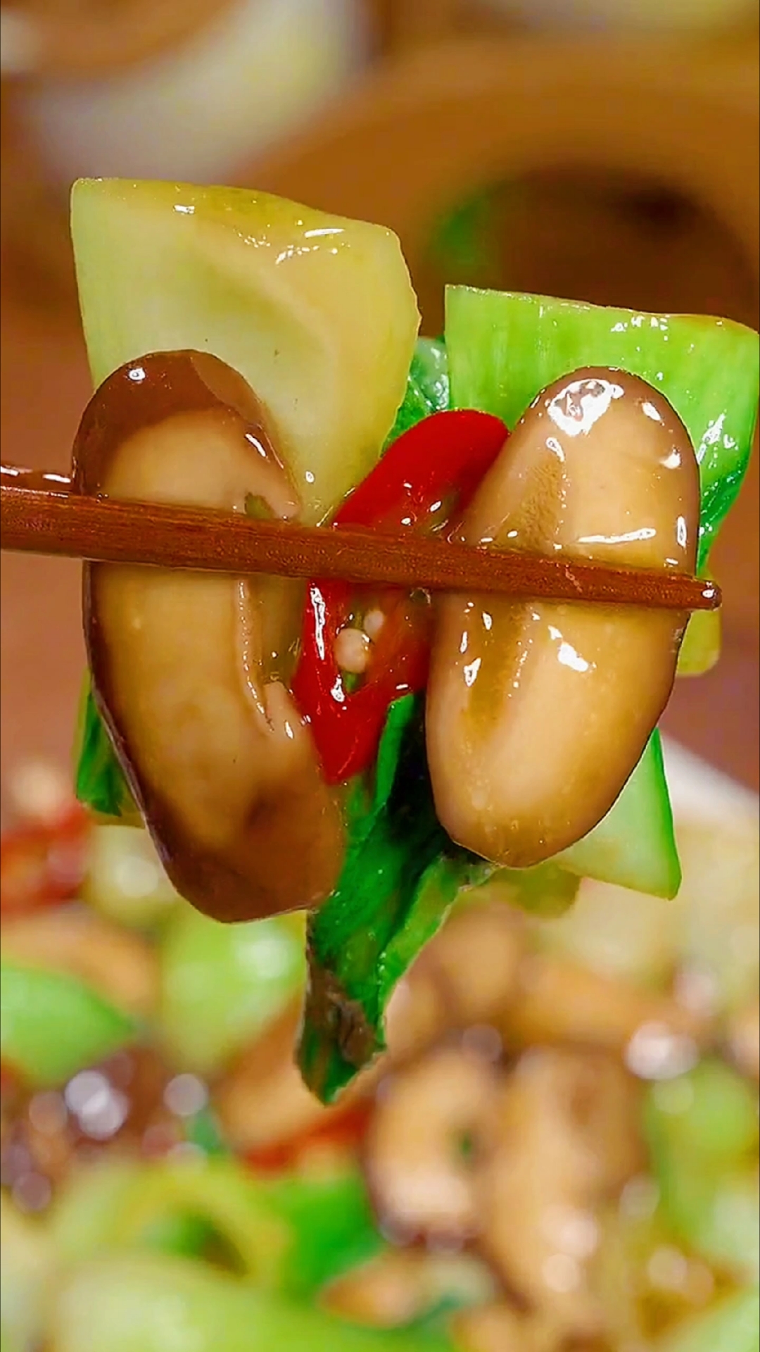 中秋节必备的一道家常菜,鲜香爽口的青菜炒香菇,做法也非常简单