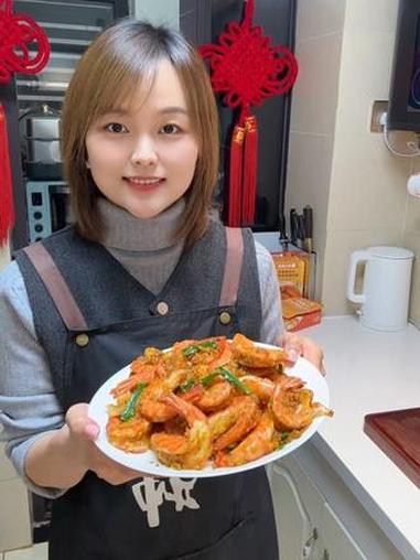 年夜饭饭桌上的一道大菜，吃腻了白灼大虾，那一定要试试这道避风塘炒虾，外壳椒香酥脆又入味，好