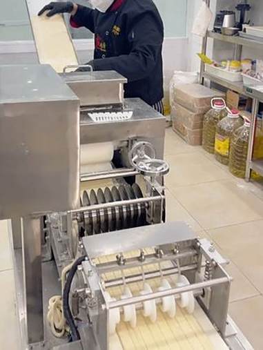 也只有中国才能发明出这样的机器！油条机器全自动 油条机器商用 早餐油条做法 餐饮人