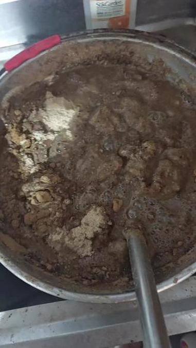不好看，但是狗挺爱吃，鸡肉粉+补充饲料 添加了鱼粉鸡肝粉预混料黄芪多糖，喂的时候再呲鱼油