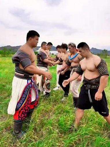 肌肉男VS摔跤冠军,蒙古的兄弟如果真摔,肌肉男们撑不过3秒钟