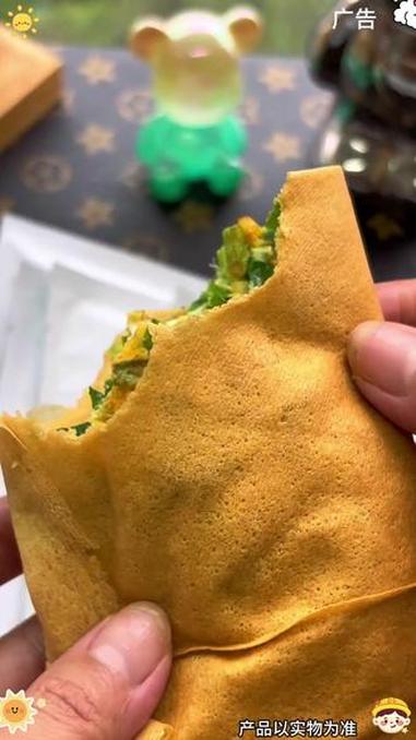 这个开袋即食的杂粮煎饼,无论是直接吃还是卷肉卷菜卷大葱都嘎嘎好吃,松软有嚼劲浓浓的杂粮香 