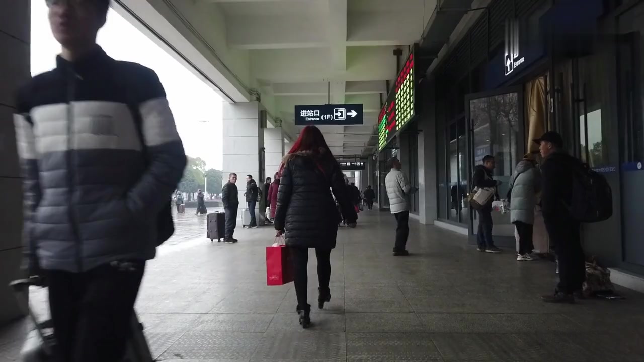 [图]春运第一天,天下着雨,湖北宜昌火车东站的旅客提着行礼回家过年