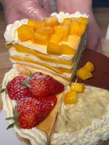 #上热门 草莓多多，榴莲多多，芒果多多，榴小汐千层蛋糕一口下去满满的都是料，太幸福了～#榴