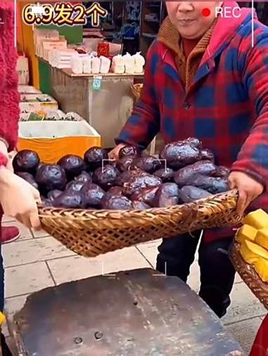 香喷喷的 猪血丸子!太好吃了 辣椒爆炒邵阳猪血丸子美味到不行 地标美食大赏 地方特色美食 