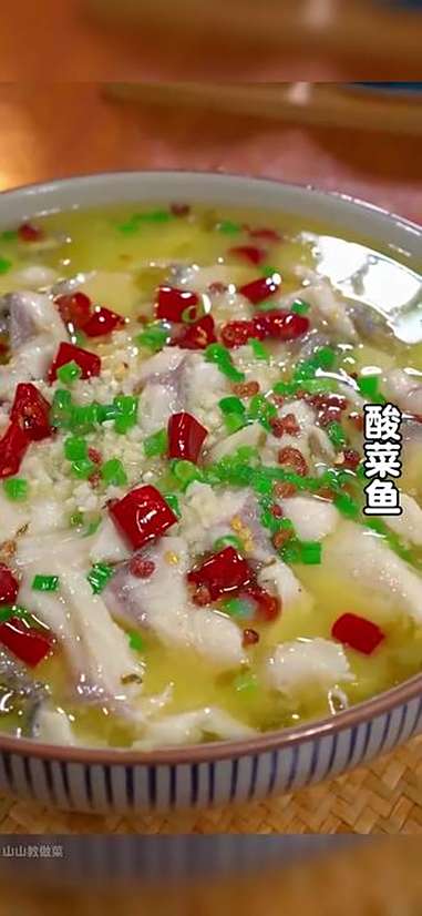 很多人都喜欢吃饭店里的酸菜鱼，其实在家做也很简单，今天就把方法分享给大家。酸菜鱼 吃鱼 酸