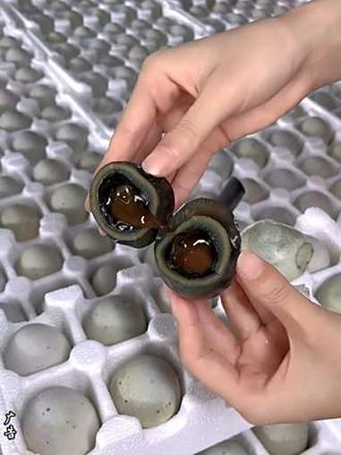 松花蛋 就选来自鄱阳湖放养鸭子的鸭蛋古法腌制而成,还没有铅家人吃着也放心 凉拌皮蛋 下酒菜