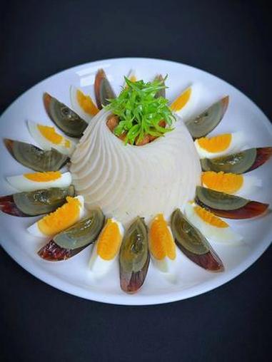 把简单的食材做成吃不起的样子#凉菜摆盘装饰技巧 #皮蛋 #藕片 #摆盘技巧 #抖音年味争霸
