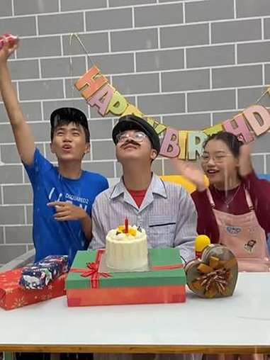 搞笑萌娃：爸爸生日分蛋糕不公，男孩如何巧妙让自己份量变足？儿童动画 原创视频 萌娃 益智动