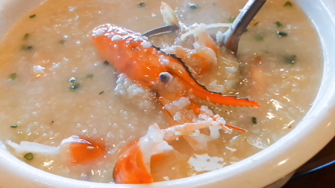 #探店打卡# 一只河虾头做一大碗粥!而且这粥吃起来特别鲜甜,因为这只河虾有6两重啊,南宁昆