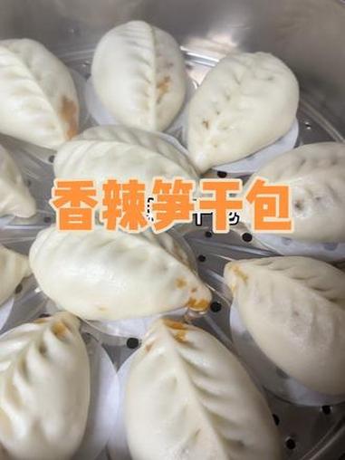 新鲜出炉的笋干包太香了，脆嫩小笋干搭配油渣馅，简单食材也能吃出新滋味，真的越吃越香#笋干包