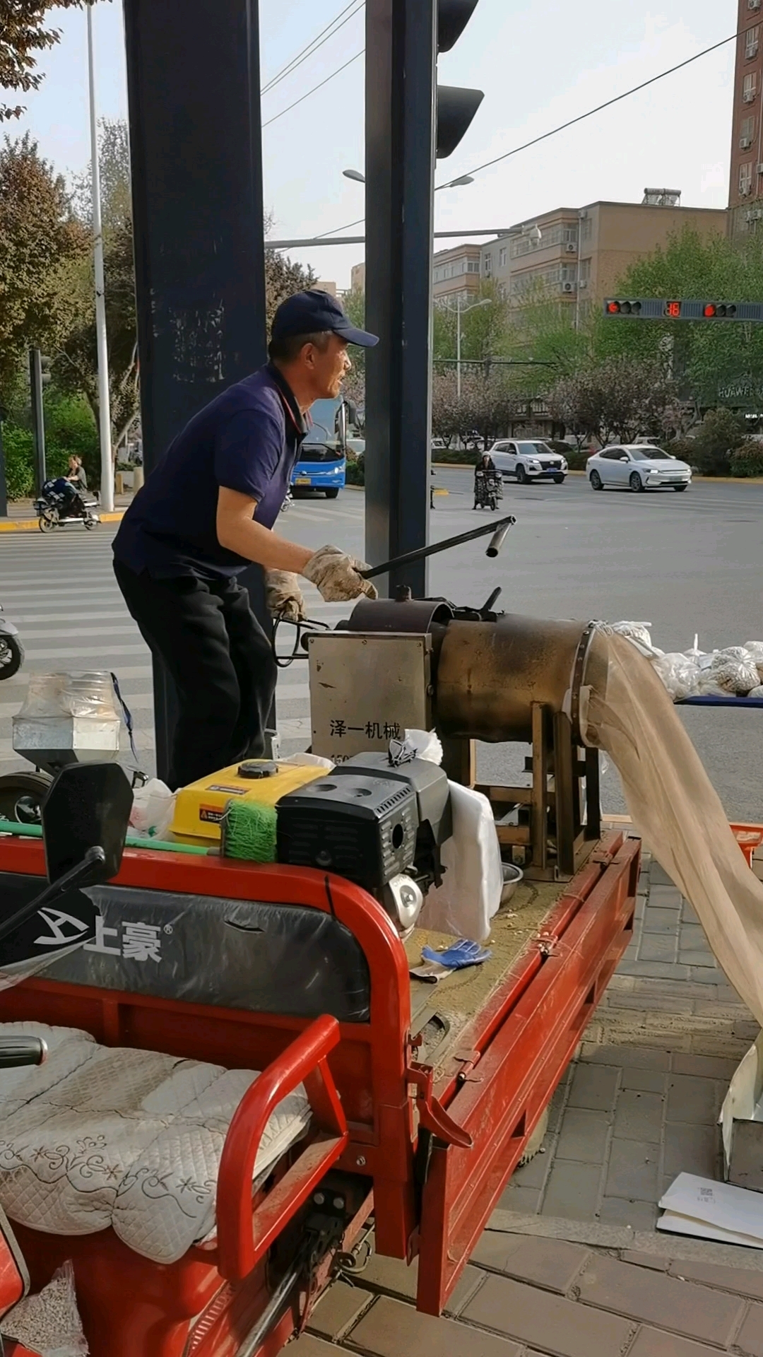 《街头蹦爆米花》