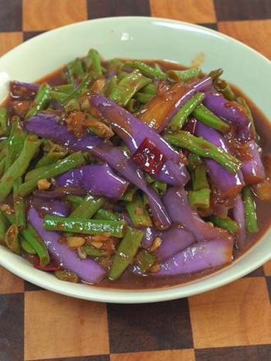 豆角烧茄子 在家想吃豆角烧茄子，你就像我这样做，做法简单清淡不油腻#豆角烧茄子 #下饭配菜
