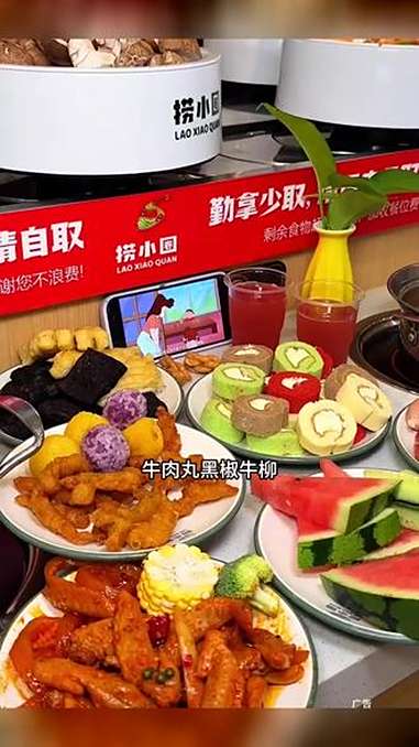 32.9一个人,全场100多种菜品都随便你们吃,光锅底就有8种口味可以选择,水果小吃饮品蘸