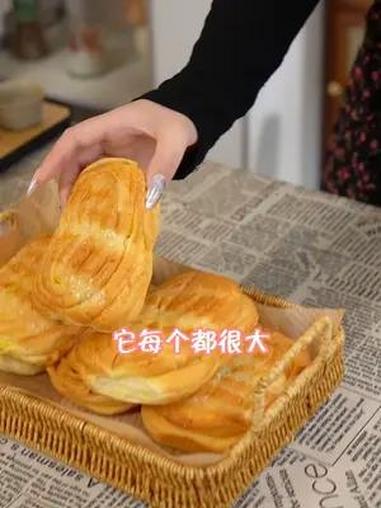 吃起来口口松软,奶香奶香的,满满酱料但一点也不甜腻,太香了YF 左烘右焙面包 早餐吃什么 