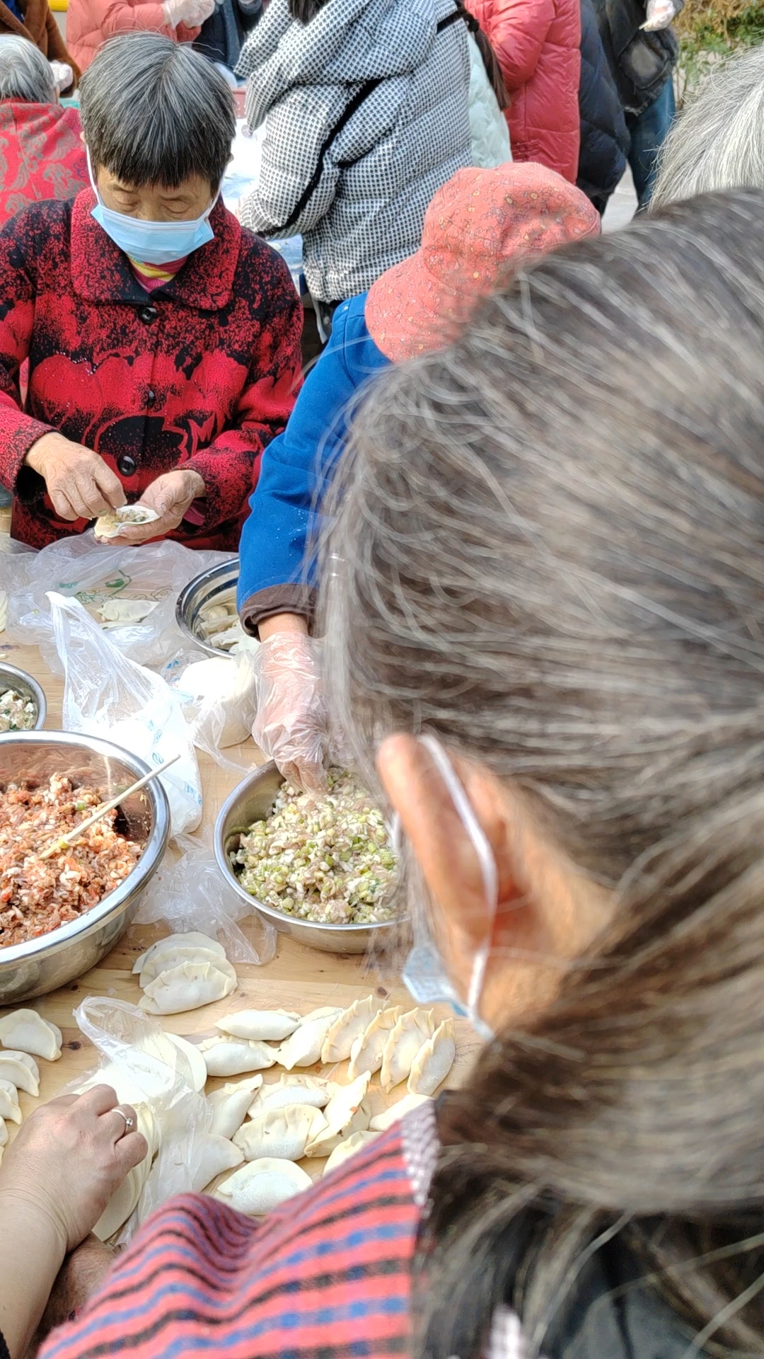 村上搞上包饺子活动,热闹哦