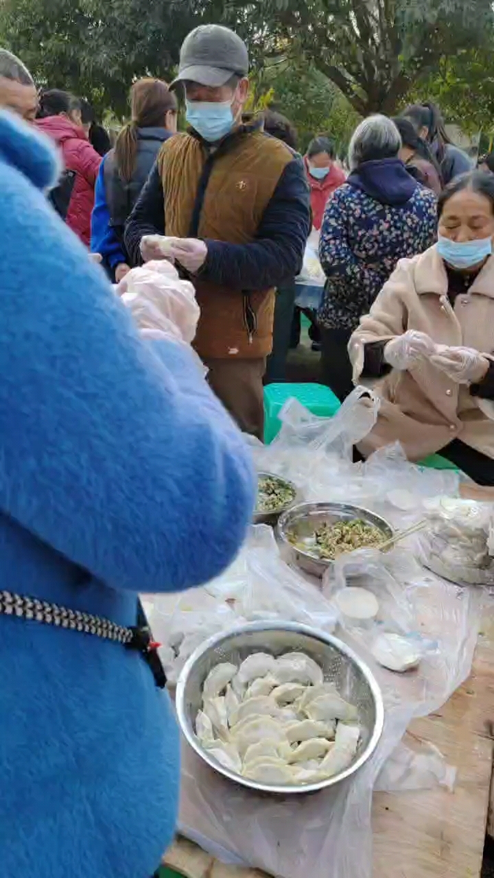 村上搞包饺子活动,老少都去,好热闹呢