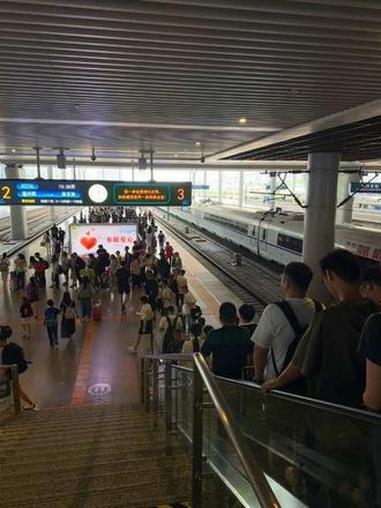 六一儿童节了 姐姐希望你们以后一直做快乐小孩 天天开心健康快乐的成长 爱不爱姐姐#六一儿童